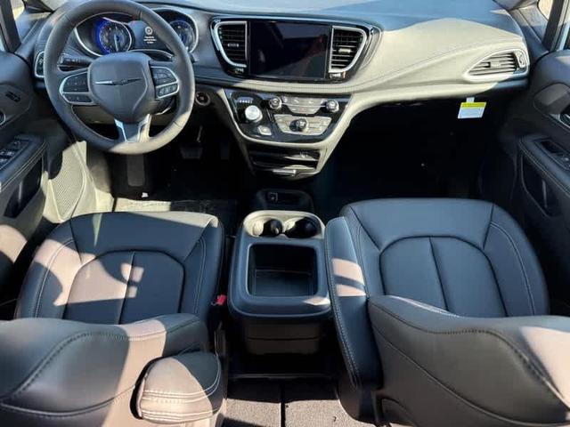 Photo of 2026 Bright White Clearcoat Chrysler Pacifica