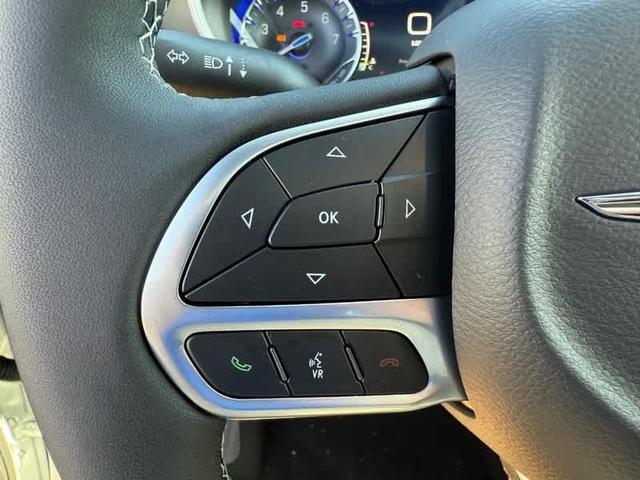 Photo of 2026 Bright White Clearcoat Chrysler Pacifica