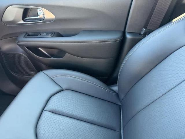 Photo of 2026 Bright White Clearcoat Chrysler Pacifica