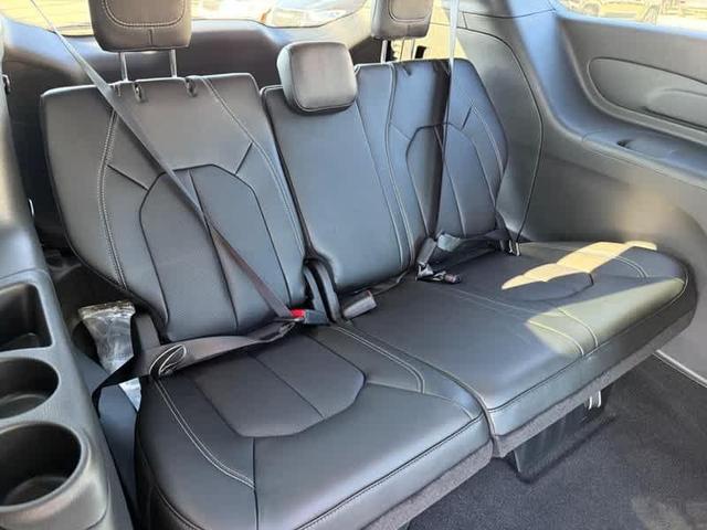 Photo of 2026 Bright White Clearcoat Chrysler Pacifica