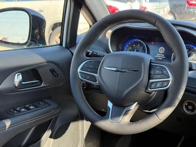Photo of 2026 Bright White Clearcoat Chrysler Pacifica