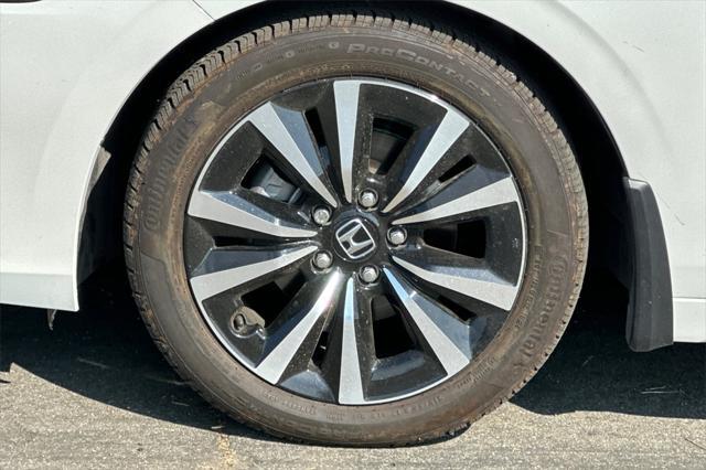 Photo of 2024 Platinum White Pearl Honda Civic