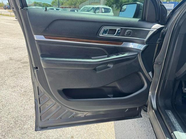 Photo of 2016 Gray Ford Explorer
