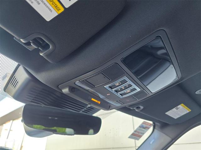 Photo of 2025 Fuji White Land Rover Discovery