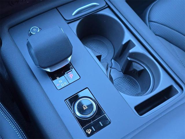 Photo of 2025 Fuji White Land Rover Discovery