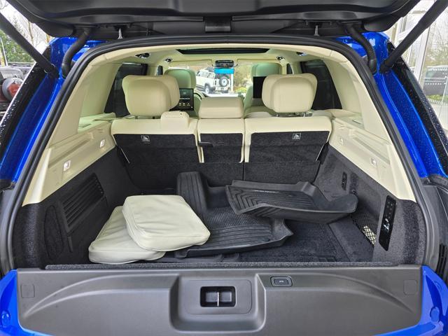 Photo of 2023 Velocity Blue SV Bespoke Ultra Metallic Gloss Land Rover Range Rover