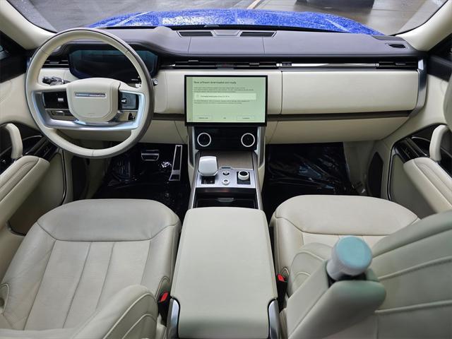 Photo of 2023 Velocity Blue SV Bespoke Ultra Metallic Gloss Land Rover Range Rover