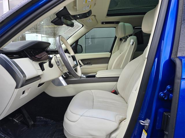 Photo of 2023 Velocity Blue SV Bespoke Ultra Metallic Gloss Land Rover Range Rover
