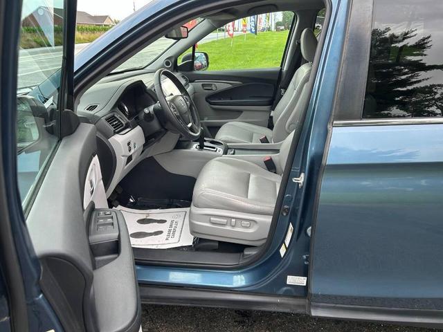 Photo of 2016 Blue Honda Pilot