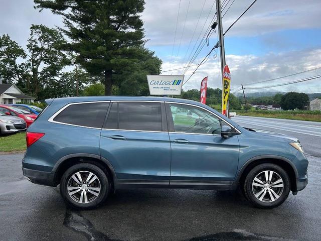 Photo of 2016 Blue Honda Pilot