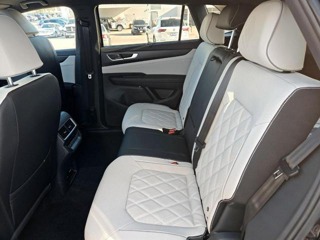 Photo of 2025 Deep Black Pearl Effect Volkswagen Atlas Cross Sport