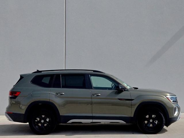 Photo of 2025 Avocado Green Pearl Volkswagen Atlas