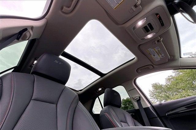 Photo of 2023 White Frost Tricoat Buick Envision