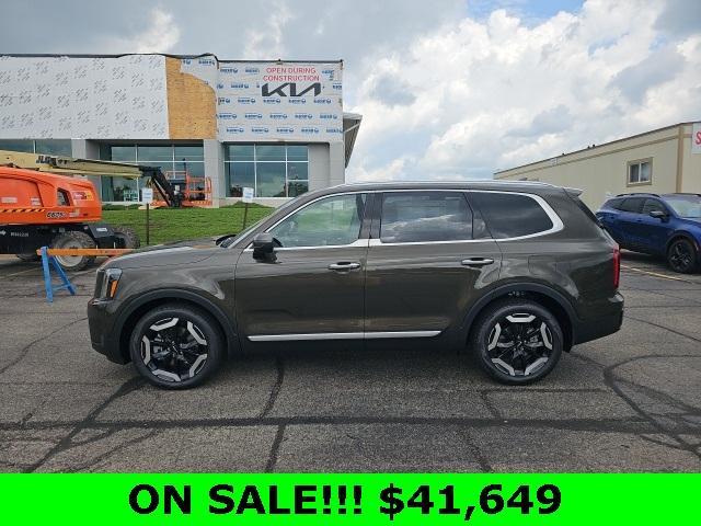 Photo of 2025 Dark Moss Kia Telluride