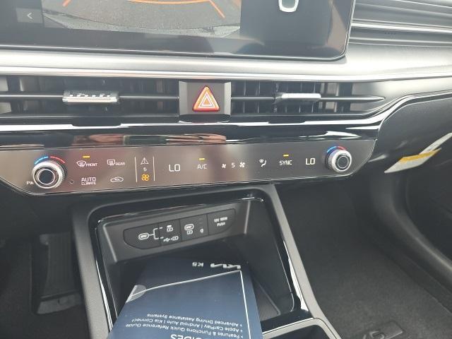 Photo of 2025 Aurora Black Pearl Kia K5