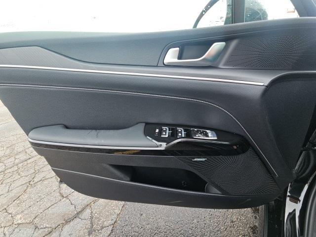 Photo of 2025 Aurora Black Pearl Kia K5