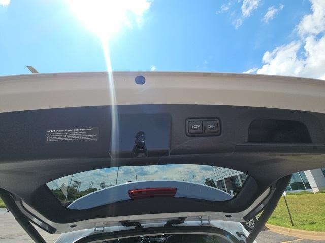 Photo of 2025 Glacial White Pearl Kia Telluride