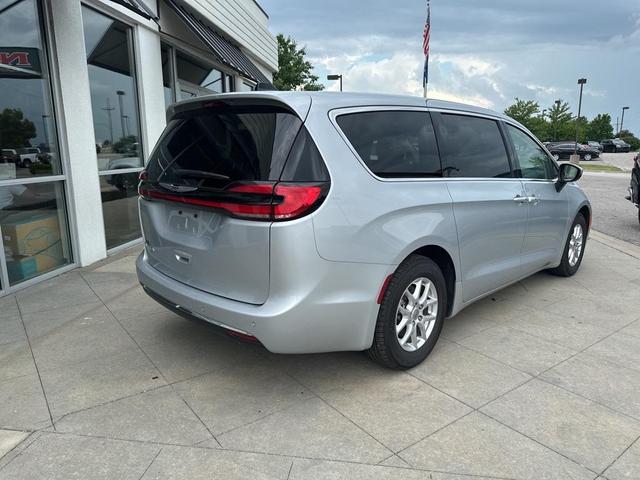 Photo of 2023 Silver Mist Clearcoat Chrysler Pacifica