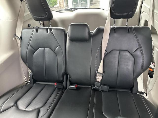 Photo of 2023 Silver Mist Clearcoat Chrysler Pacifica
