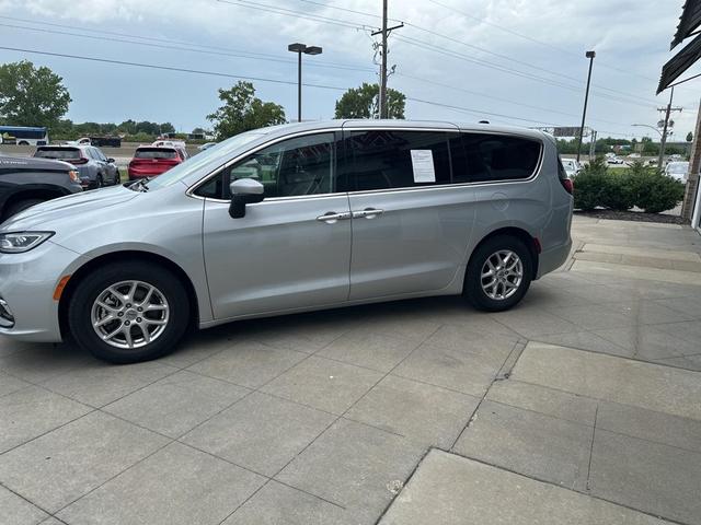 Photo of 2023 Silver Mist Clearcoat Chrysler Pacifica