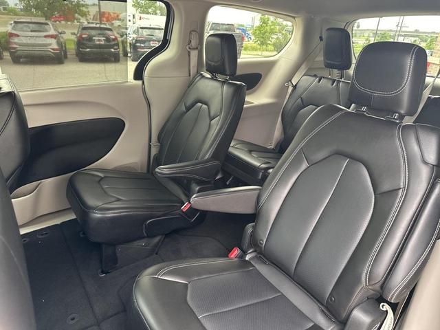 Photo of 2023 Silver Mist Clearcoat Chrysler Pacifica