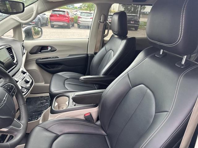 Photo of 2023 Silver Mist Clearcoat Chrysler Pacifica