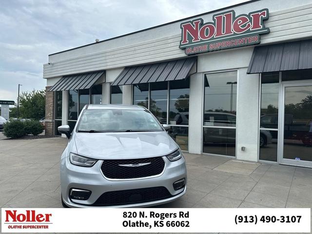 Photo of 2023 Silver Mist Clearcoat Chrysler Pacifica