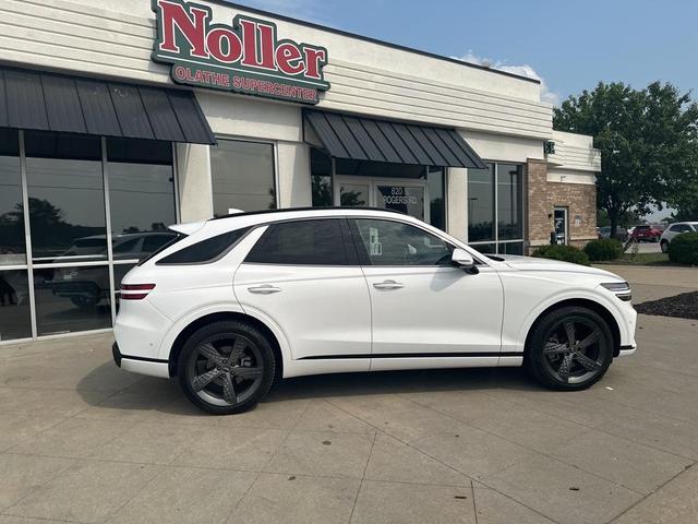 Photo of 2022 Alta White Genesis GV70
