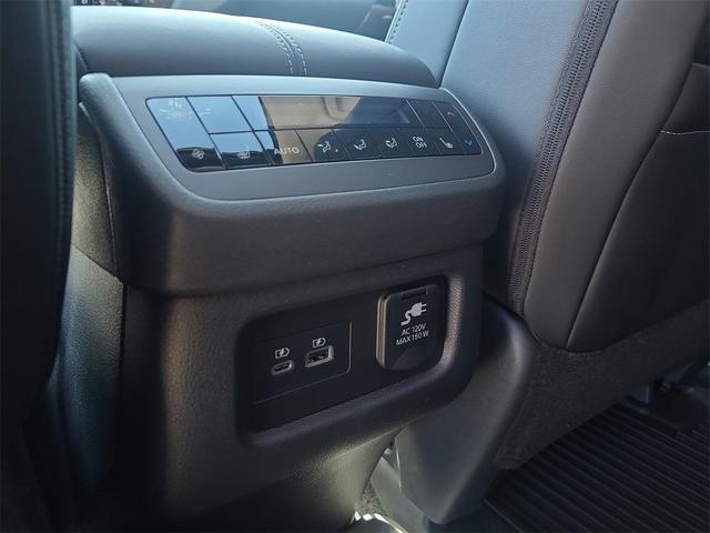 Photo of 2025 Everest White P Nissan Pathfinder
