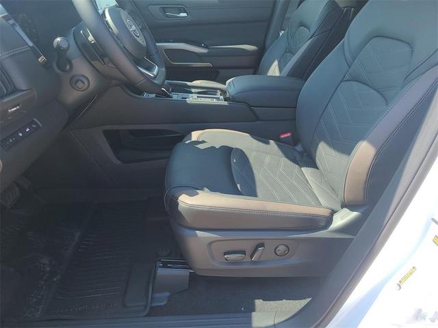 Photo of 2025 Everest White P Nissan Pathfinder