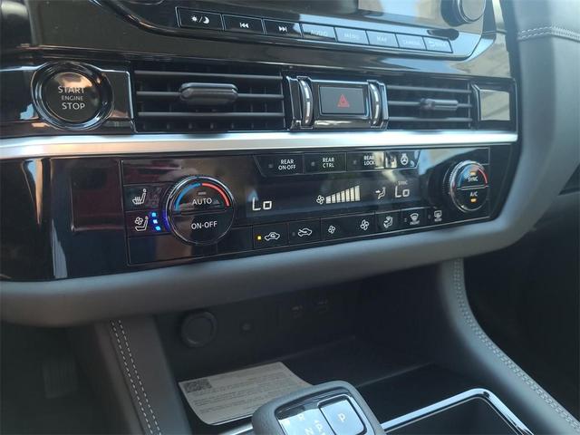 Photo of 2025 Everest White P Nissan Pathfinder