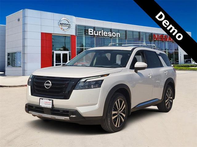 Photo of 2025 Everest White P Nissan Pathfinder