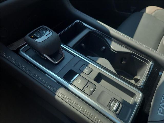 Photo of 2025 Everest White P Nissan Pathfinder