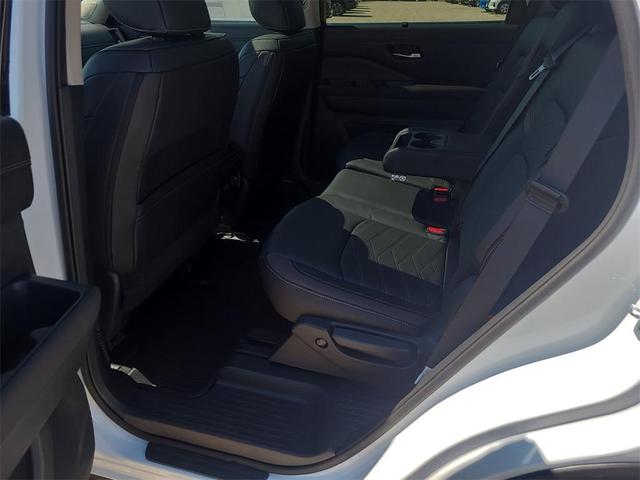 Photo of 2025 Everest White P Nissan Pathfinder