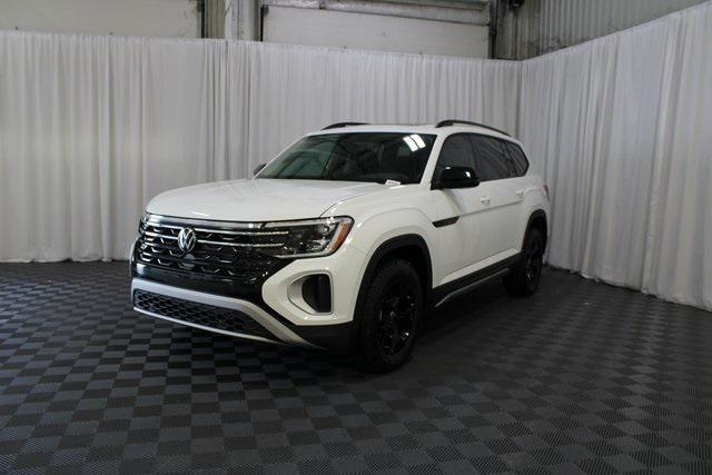 Photo of 2025 Pure White Volkswagen Atlas