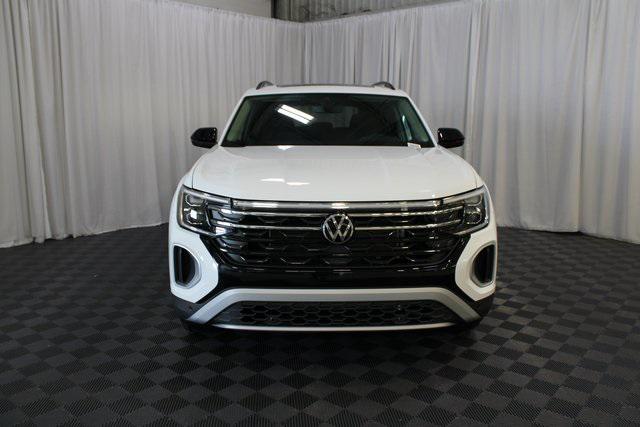Photo of 2025 Pure White Volkswagen Atlas