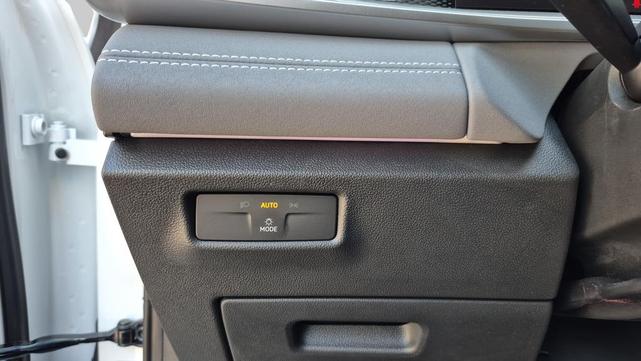 Photo of 2025 Opal White w/Deep Black Roof Volkswagen Tiguan