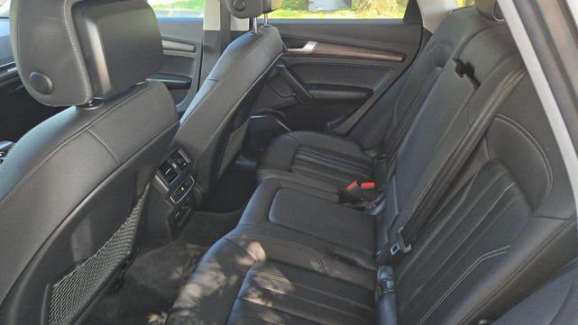 Photo of 2022 Glacier White Metallic Audi Q5