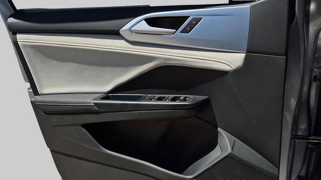 Photo of 2025 Pyrite Silver Metallic Volkswagen Taos