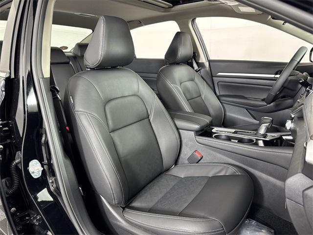 Photo of 2025 Super Black Clearcoat Nissan Altima