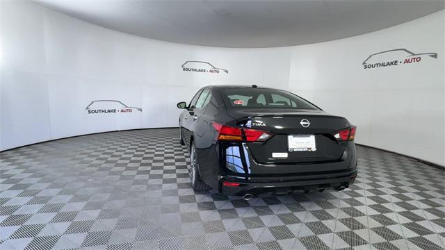 Photo of 2025 Super Black Clearcoat Nissan Altima