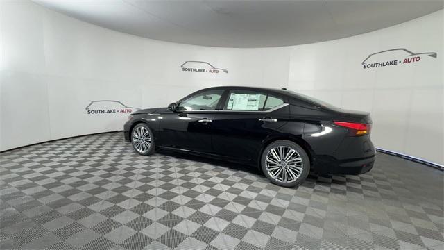 Photo of 2025 Super Black Clearcoat Nissan Altima