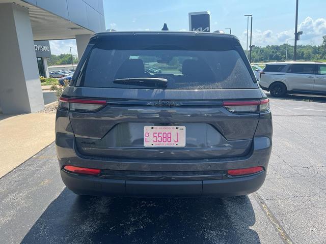 Photo of 2025 Metallic Jeep Grand Cherokee