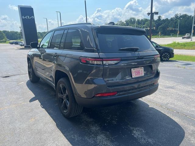 Photo of 2025 Metallic Jeep Grand Cherokee