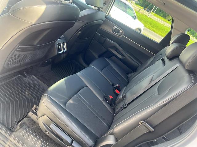 Photo of 2023 Glacial White Pearl Kia Sorento