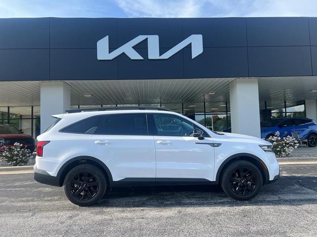 Photo of 2023 Glacial White Pearl Kia Sorento
