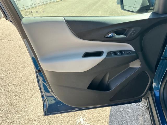 Photo of 2021 Pacific Blue Metallic Chevrolet Equinox