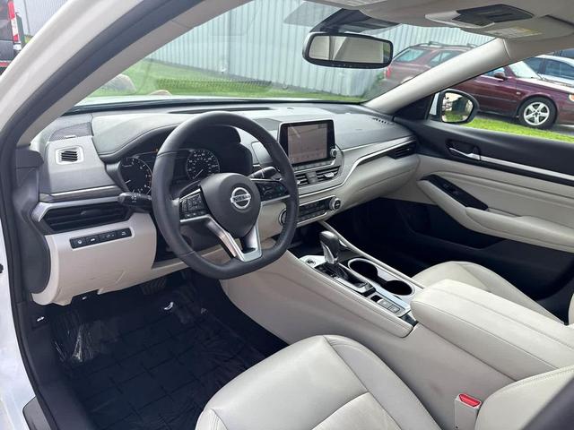 Photo of 2022 Pearl White Tricoat Nissan Altima