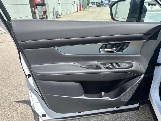 Photo of 2025 Everest White Pearl Tricoat Nissan Murano