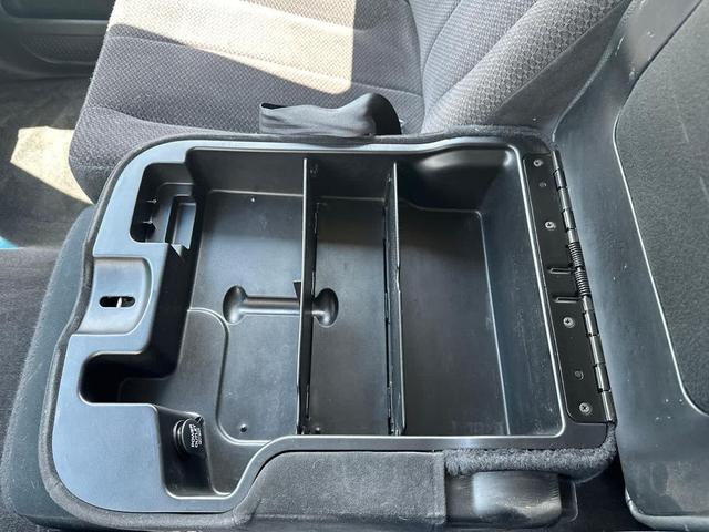 Photo of 2003 Light Almond Pearl Met CC/Bright Silver Met CC Dodge Ram 1500